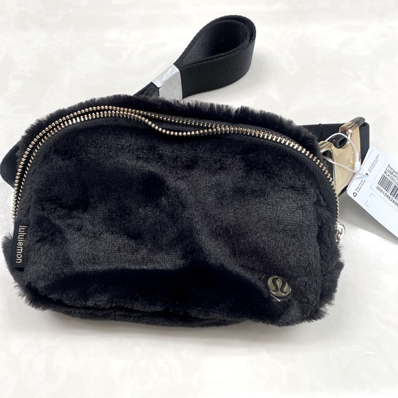 Lululemon Everywhere Belt Bag
Plush Fleece, Black with Gold Accent hardware, NWT - Picture 7 of 9